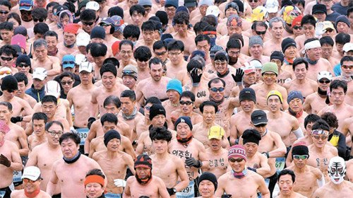 韩国举行裸体马拉松赛近千人裸体跑十公里（图）