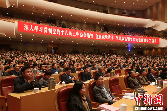     1月15日上午，浙江省政协十一届二次会议在该省人民大会堂开幕。中新社发 徐乐静 摄
