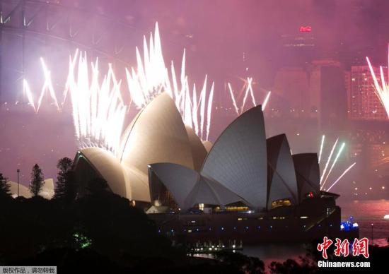 当地时间2014年1月1日，澳大利亚悉尼港在新年钟声敲响的瞬间燃放烟花迎接新的一年到来。