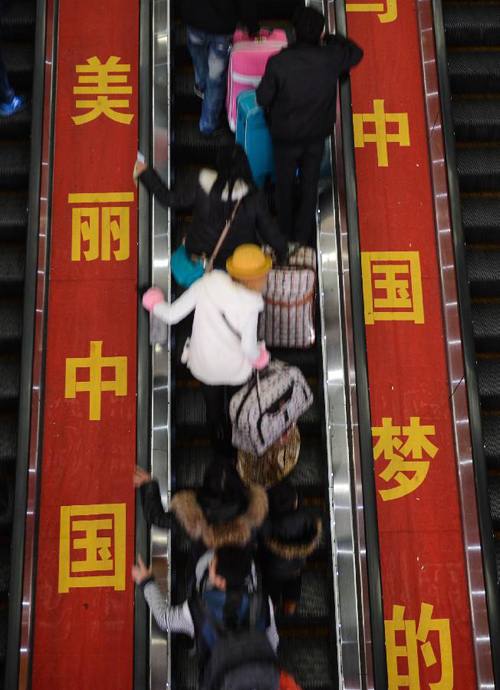 1月7日，旅客在杭州火车站乘自动扶梯进站候车。新华社记者 韩传号 摄 