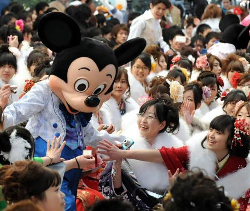 日本千叶县舞浜市迪斯尼乐园为该市的年轻人举行成人仪式。