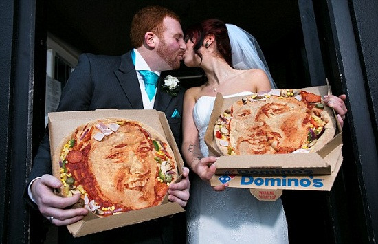 情侣婚礼在披萨饼上印彼此肖像留温馨回忆（图）