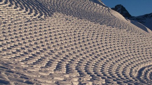 英艺术家用双足在雪地上创造的惊人美景