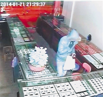 监控视频显示，这个小偷只用了10分钟就偷光了店里的金饰。