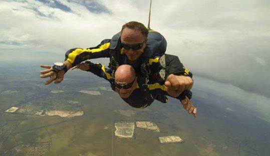 英93岁男子3353米高空跳伞称亡妻托梦鼓励（图）