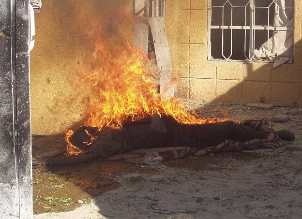 近来美媒披露，2004年，美国海军士兵驻军伊拉克费卢杰时，往伊拉克叛乱者遗体身上淋汽油并进行焚烧的照片，引起轰动，目前美国海军已介入调查此事。（图片：美国媒体）