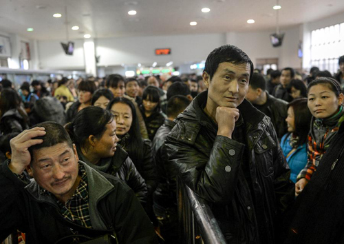 1月7日，旅客在杭州火车站内等候检票乘车。