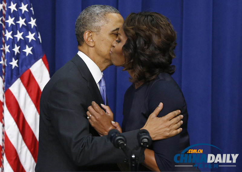 奥巴马与米歇尔当众亲吻秀恩爱 欲破不和传闻