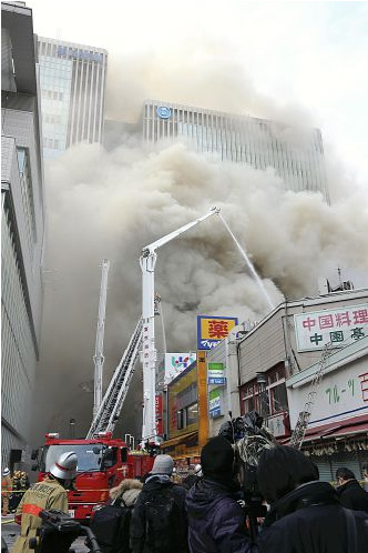 日本东京以地铁站附近发生大火已烧毁4栋建筑物