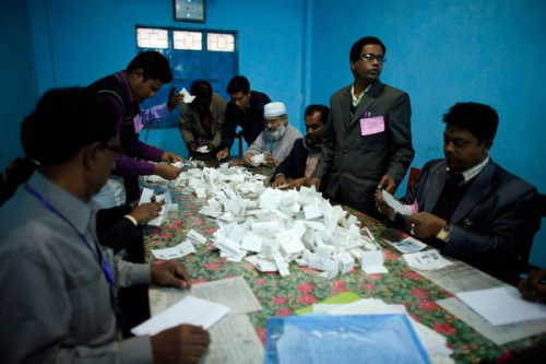 图为孟加拉国负责投票事务的工作人员在统计选票。