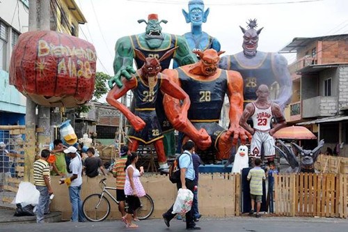 厄瓜多尔庆祝新年的传统，则是选择一些不受欢迎的人物形象，做成木偶，然后在新年夜烧掉。
