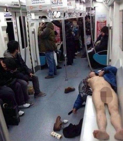 北京男子在地铁车厢内赤身裸体 涉寻衅滋事被拘