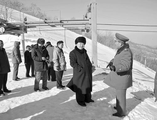 朝中社1日提供的照片显示，朝鲜最高领导人金正恩(右二)视察马息岭滑雪场。