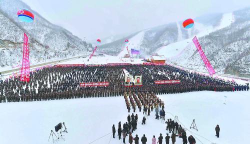 朝中社1月1日提供的照片显示，根据朝鲜最高领导人金正恩的指示建设的马息岭滑雪场竣工开业 