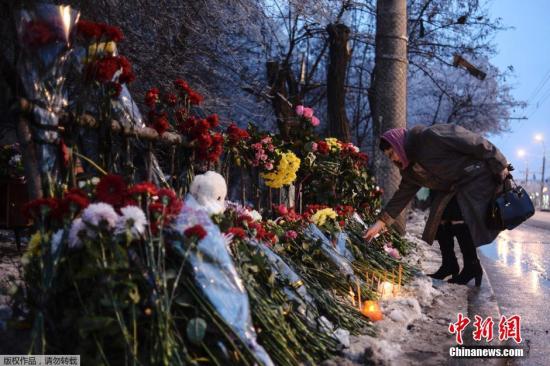  当地时间2013年12月31日，俄罗斯伏尔加格勒，民众在电车爆炸事故发生地悼念遇难者。