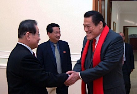 日本维新会参议院议员安东尼奥·猪木（右）与与朝鲜劳动党中央书记金永日举行会谈（左）。