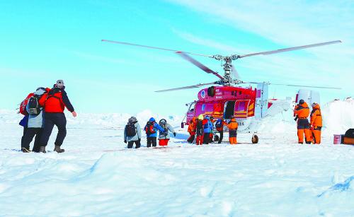 1月2日，俄罗斯“绍卡利斯基院士”号被困人员登上中国“雪鹰12”直升机。