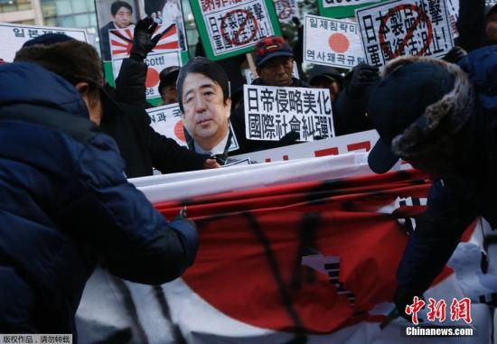  当地时间2013年12月27日，韩国首尔，民众举行示威活动，抗议日本首相安倍晋三参拜靖国神社。