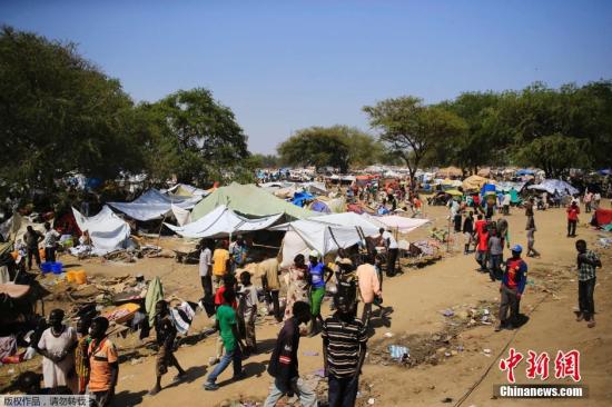 据外媒2013年12月25日报道，南苏丹政府军与反政府武装的血腥冲突已持续超过一周，造成“史上最大人道主义危机之一”，传出种族屠杀暴行，并发现数处“乱坟堆”。暴力冲突可能已导致数千人死亡。与此同时，联合国安理会周二24日一致投票通过将联合国在南苏丹的维和士兵的数目增加近一倍，达到1.2万人。