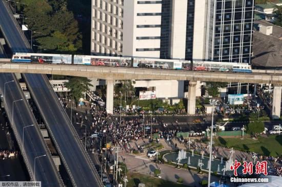 图为反政府示威者封锁曼谷中心的一个主要路口。