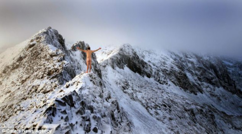 在海拔3028英尺(约合923米)的陡峭山脊上，摄影师名丹·艾克裸体行走了将近100米。(图片来源：英国媒体).