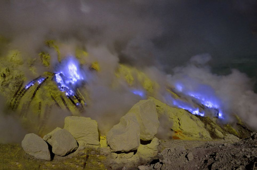 有许多居民冒着生命危险在底部的火山口收集纯硫磺块来赚钱。