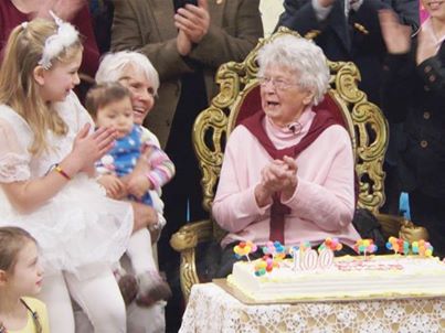 美国最年长教师艾格尼丝度过100岁生日