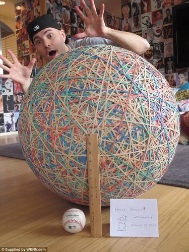 男子用32年造出巨大橡皮筋彩球重113公斤（图）