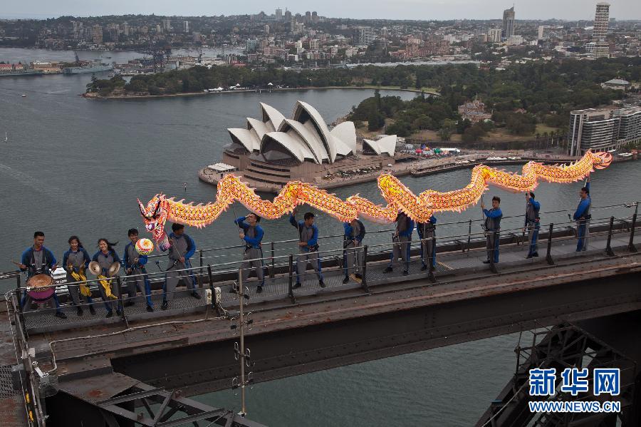 （国际）（3）中国传统舞龙亮相悉尼海港大桥