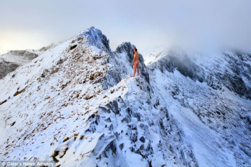 在陡峭的山脊上，摄影师名丹·艾克裸体行走了将近100米。(图片来源：英国媒体)