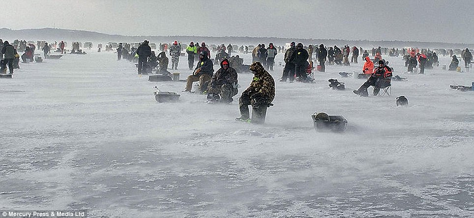 逾万美国人零下40度参加钓鱼比赛