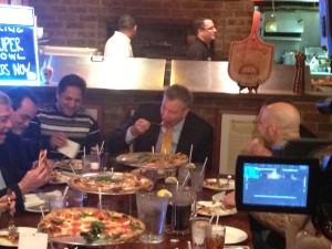 纽约新市长用刀叉吃披萨引发市民不满（图）