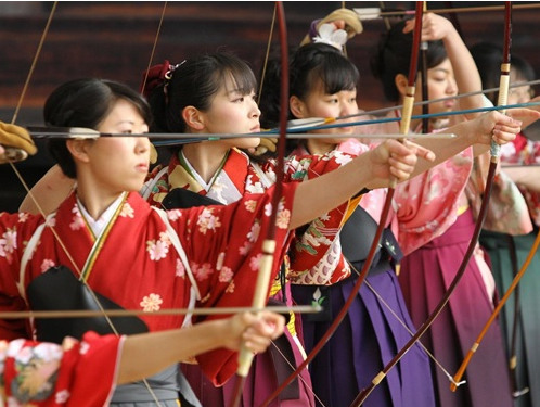 日本京都市举行射箭比赛，锻炼年轻人的定力和自立意志。