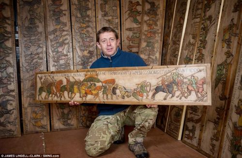 英国男子悼念亡儿花两年制70米长精美木雕（图）