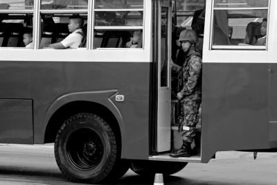 3日，泰国曼谷，士兵在一辆校车上站岗。图/CFP