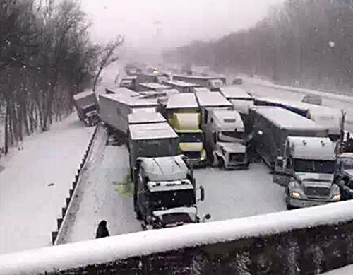 大雪致美国高速公路车辆连环撞3人死亡（图）