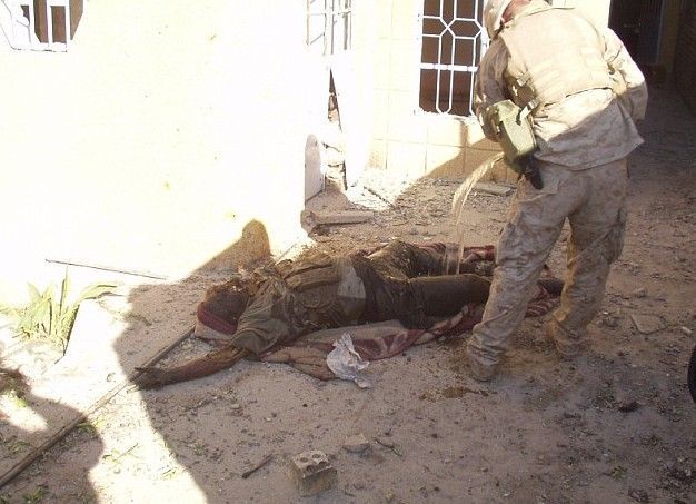 近来美媒披露，2004年，美国海军士兵驻军伊拉克费卢杰时，往伊拉克叛乱者遗体身上淋汽油并进行焚烧的照片，引起轰动，目前美国海军已介入调查此事。（图片：美国媒体）
