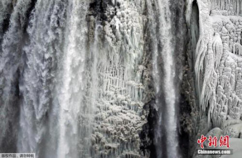 往日奔流不息的尼亚加拉大瀑布遭遇“冰封”。