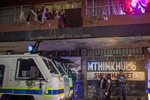 南非约翰内斯堡的一个街区里，住在上层的居民会将不用的冰箱、电视、沙发等大型家具从窗户上扔到下面的街道上。