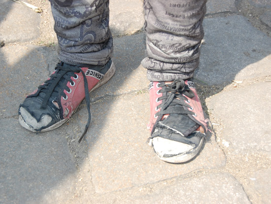 胡佳珍脚上的鞋早已经烂了_来自山区的报道_